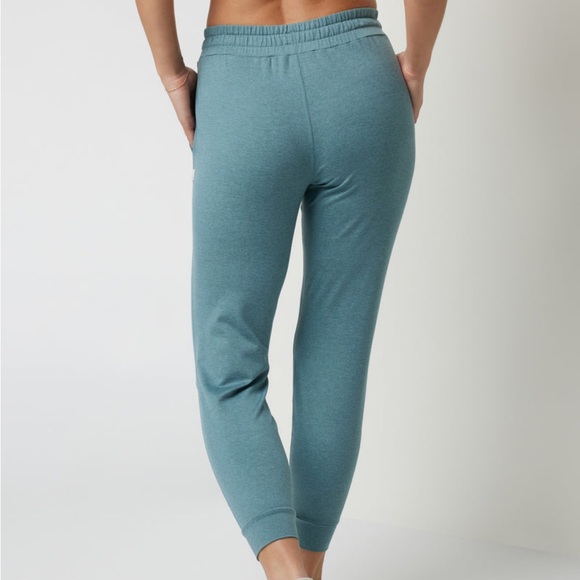 Vuori Women’s Performance Jogger Iron Heather - Picture 3 of 9